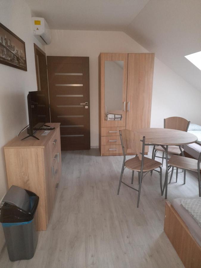 Vinoteka "U Kozu" Hotell Nové Město nad Metují Eksteriør bilde